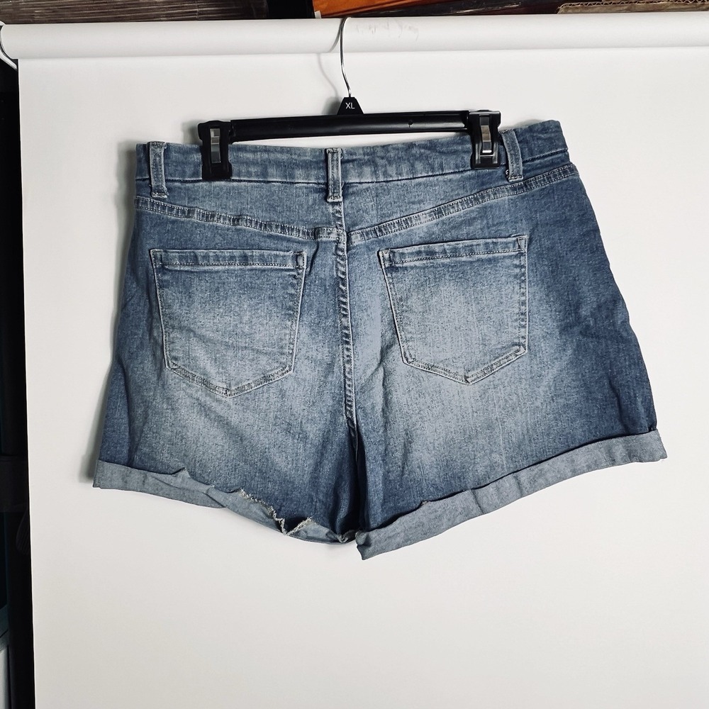 Y2K Women's No Boundaries Denim Shorts Size 17 Light Wash Rolled‎ Hem Casual - Picture 3 of 5